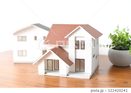 シンプルな戸建ての住宅模型のイメージ 122420241