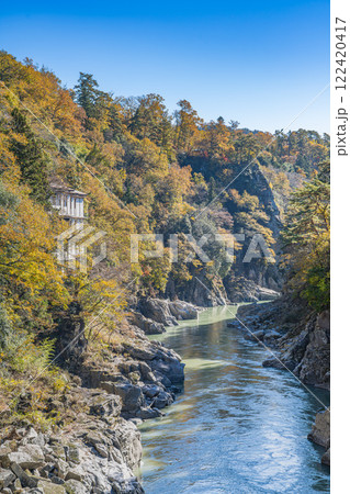 飯田市の天竜川と紅葉の始まった名勝天龍峡の風景(長野県) 飯田市の天竜川と紅葉の始まった名勝天龍峡の風景(長野県) 122420417