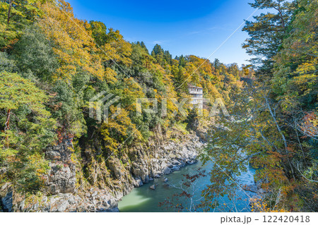 飯田市の天竜川と紅葉の始まった名勝天龍峡の風景(長野県) 飯田市の天竜川と紅葉の始まった名勝天龍峡の風景(長野県) 122420418