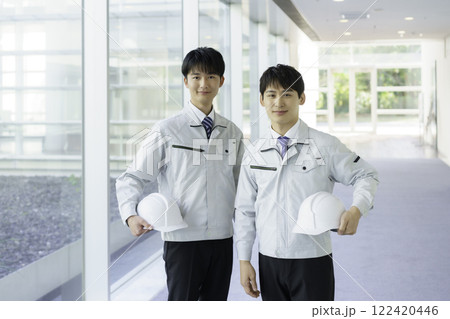 作業着を着て通路に立つ若い男性2人のポートレート 作業着を着て通路に立つ若い男性2人のポートレート 122420446