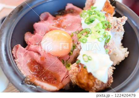 唐揚げとローストビーフの贅沢丼 唐揚げとローストビーフの贅沢丼 122420479