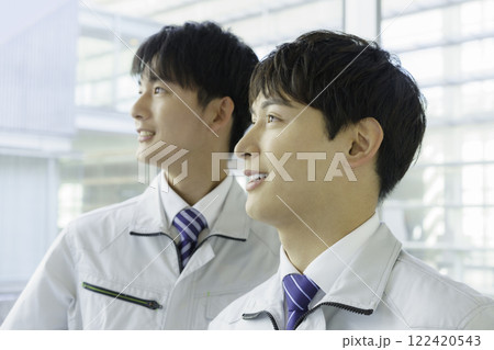 作業着を着て立つ若い男性2人のポートレート 作業着を着て立つ若い男性2人のポートレート 122420543