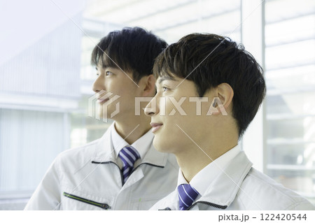 作業着を着て立つ若い男性2人のポートレート 122420544