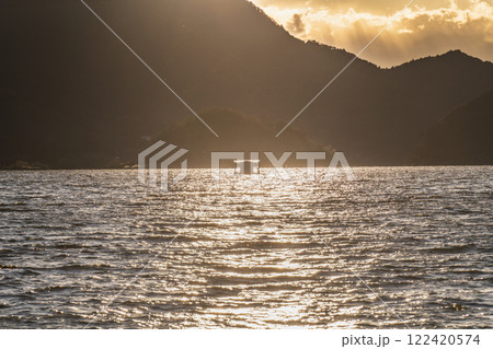 夕暮れ時の河口湖に浮かぶ建物【山梨県・富士河口湖町】 夕暮れ時の河口湖に浮かぶ建物【山梨県・富士河口湖町】 122420574