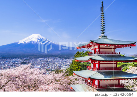 新倉山浅間公園の展望台から見る春の絶景　富士山と満開の桜と忠霊塔【山梨県・富士吉田市】 122420584