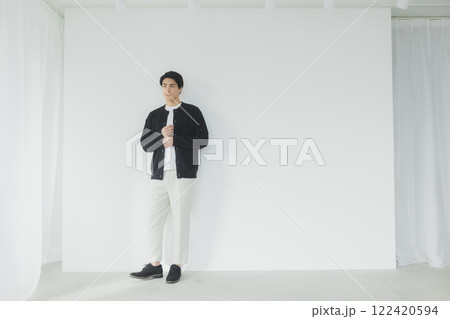 カジュアルな服装のビジネスマン 122420594