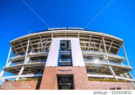 日本の横浜都市景観 新時代へ…太陽光を反射する横浜スタジアムなどを望む。希望の光＝令和7年1月22日 122420652