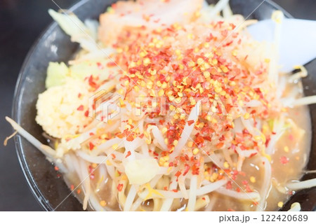 「ボリューム満点!脂と唐辛子がたっぷり乗った二郎系ラーメン 「ボリューム満点!脂と唐辛子がたっぷり乗った二郎系ラーメン 122420689