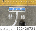 電車は2列に並んでお待ちください 122420721