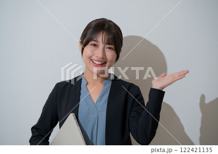 ご案内をする日本人女性 ご案内をする日本人女性 122421135