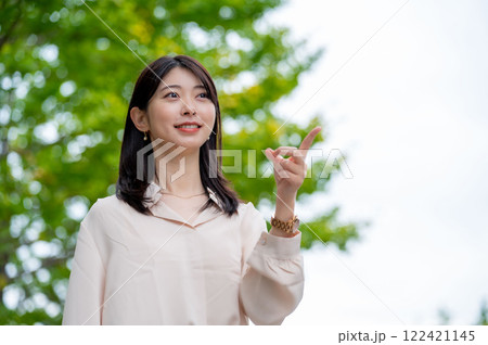 指をさす日本人女性 122421145