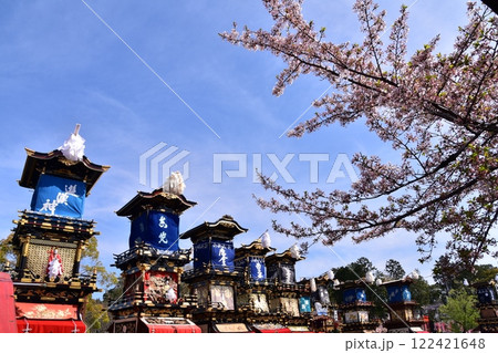 春の犬山祭り　沢山の車山とからくり人形　綺麗な桜と青空 122421648