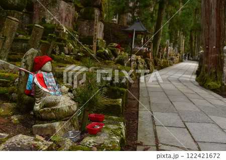 赤い帽子のお地蔵さん　高野山　奥の院 122421672
