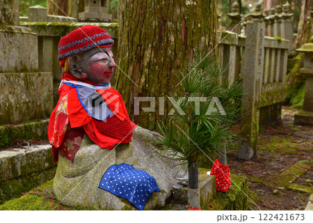 高野山奥の院の参道　お化粧地蔵さんのいる風景 122421673