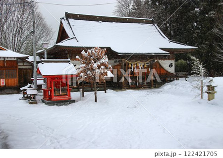 雪景色の… 会津田島『田出宇賀神社』 122421705