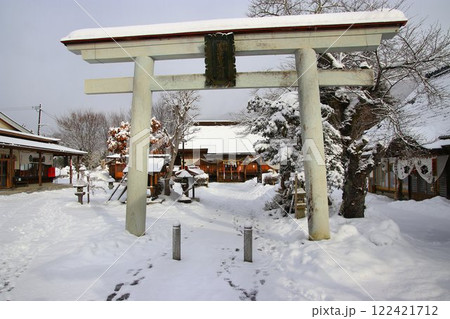 雪景色の… 会津田島『田出宇賀神社』 122421712