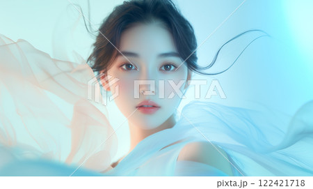 美肌の若くて綺麗なアジア人女性モデルの美容・ファッションポートレート。白い布が舞う撮影背景。 美肌の若くて綺麗なアジア人女性モデルの美容・ファッションポートレート。白い布が舞う撮影背景。 122421718