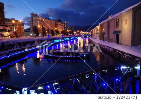 雪と光が織り成す小樽運河の冬物語 - イルミネーションの魅力 122421771
