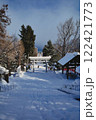 雪景色と鳥居 - 日本の伝統美と冬の澄んだ空気 122421773