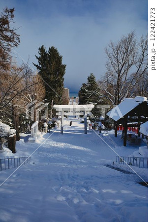 雪景色と鳥居 - 日本の伝統美と冬の澄んだ空気 122421773