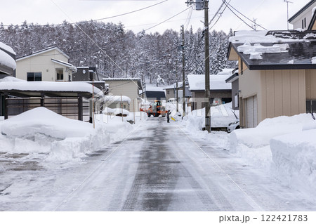 雪が積もった住宅街の道路 雪が積もった住宅街の道路 122421783