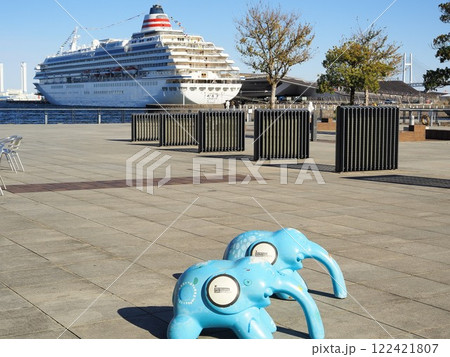 神奈川県　象の鼻パークと飛鳥Ⅱ　12月 122421807