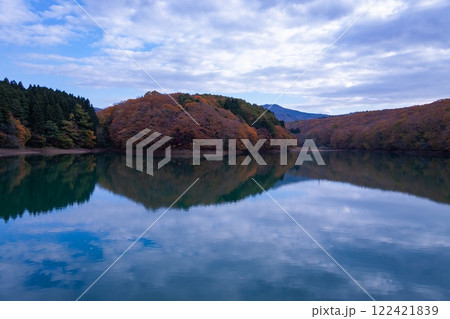 紅葉した山と湖 紅葉した山と湖 122421839