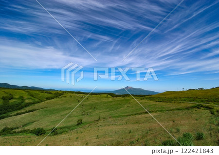 草原の中に広がる青空 122421843