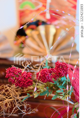 洋館のテーブルに飾られた南天たっぷりの正月飾り 122421893