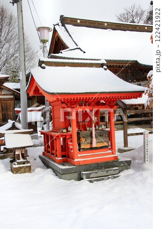 雪景色のお稲荷さん… 会津田島『田出宇賀神社』の稲荷社 122421922