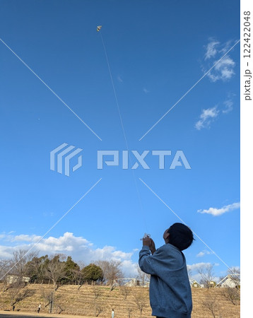 青空の凧揚げ 122422048