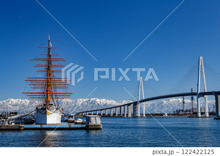 雪山を背景にする海王丸と新湊大橋 122422125