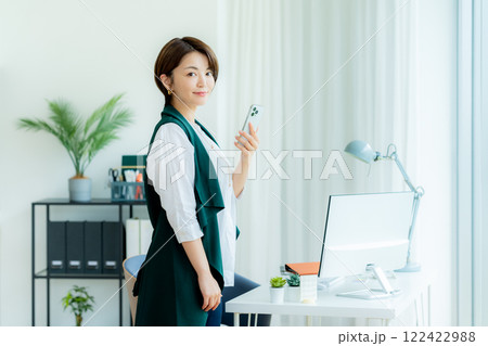 オフィスでスマホを操作するビジネスウーマン オフィスでスマホを操作するビジネスウーマン 122422988