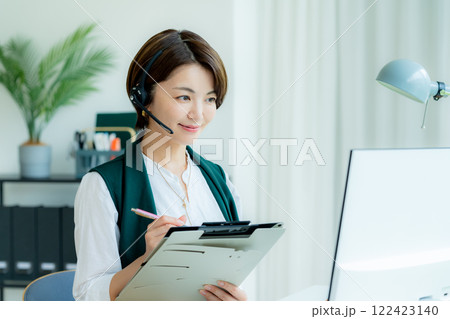 オフィスで働く女性のオペレーター オフィスで働く女性のオペレーター 122423140