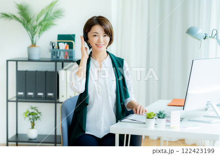 オフィスで働く女性のオペレーター 122423199