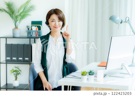 オフィスで働く女性のオペレーター オフィスで働く女性のオペレーター 122423203