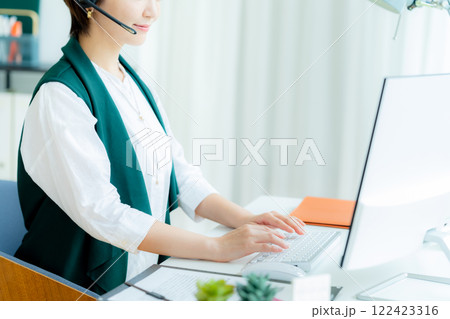 オフィスで働く女性のオペレーター 122423316