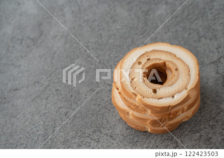 グレーの背景に車麩 122423503