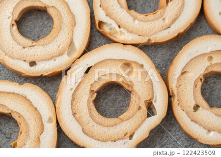 グレーの背景に車麩 122423509