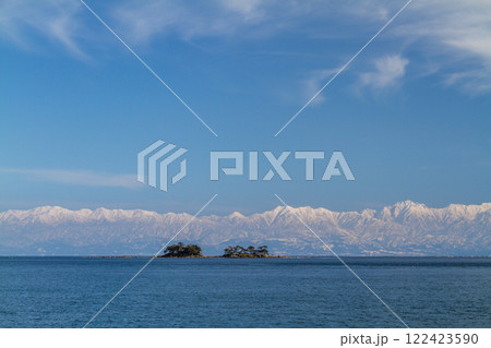 (とやまビューポイント)雨晴海岸より女岩と虻が島と冠雪の立山連峰　3月 122423590