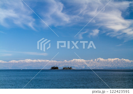 (とやまビューポイント)雨晴海岸より女岩と虻が島と冠雪の立山連峰 3月 (とやまビューポイント)雨晴海岸より女岩と虻が島と冠雪の立山連峰 3月 122423591