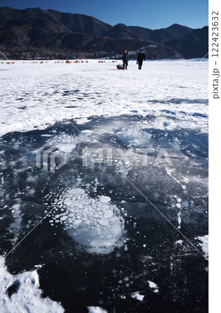 全面凍結した糠平湖のアイスバブル 全面凍結した糠平湖のアイスバブル 122423632