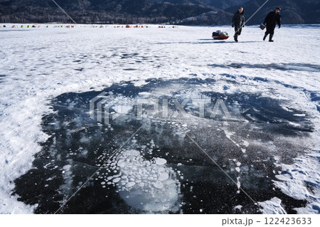 全面凍結した糠平湖のアイスバブル 全面凍結した糠平湖のアイスバブル 122423633