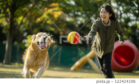 ドッグランで愛犬と遊ぶ日本人女性 ドッグランで愛犬と遊ぶ日本人女性 122424106