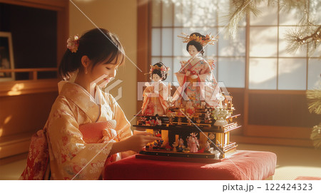 雛人形を飾り終えて春のひな祭りを楽しむ日本. 122424323