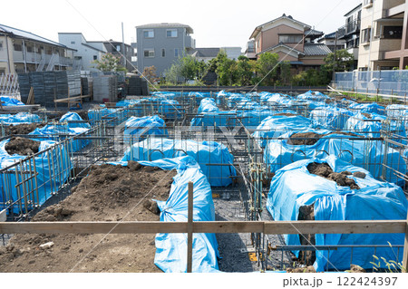 コンクリート打設前の基礎工事ブルーシートで保護 122424397
