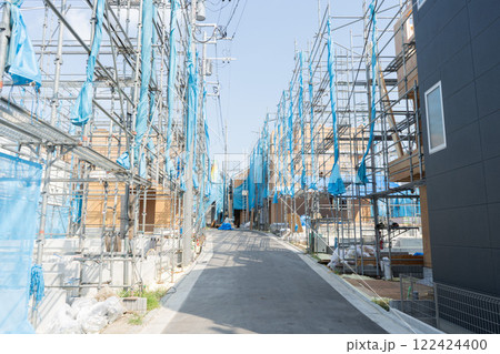 複数の建売住宅を建設している様子を正面から 複数の建売住宅を建設している様子を正面から 122424400