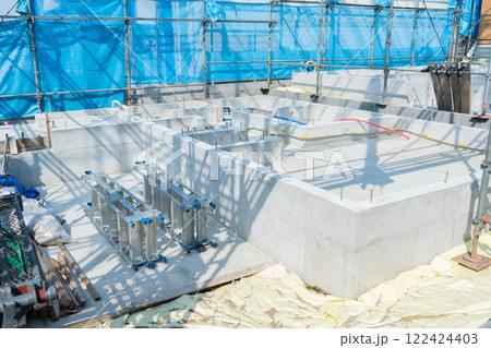 新築住宅のベタ基礎工事と脚立・工事の足場・メッシュシート設置 新築住宅のベタ基礎工事と脚立・工事の足場・メッシュシート設置 122424403