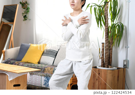 自宅で自重の筋トレ（スクワット）する女性 122424534