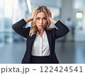 広告素材　ビジネスシーンで頭を抱えて悩む女性 122424541